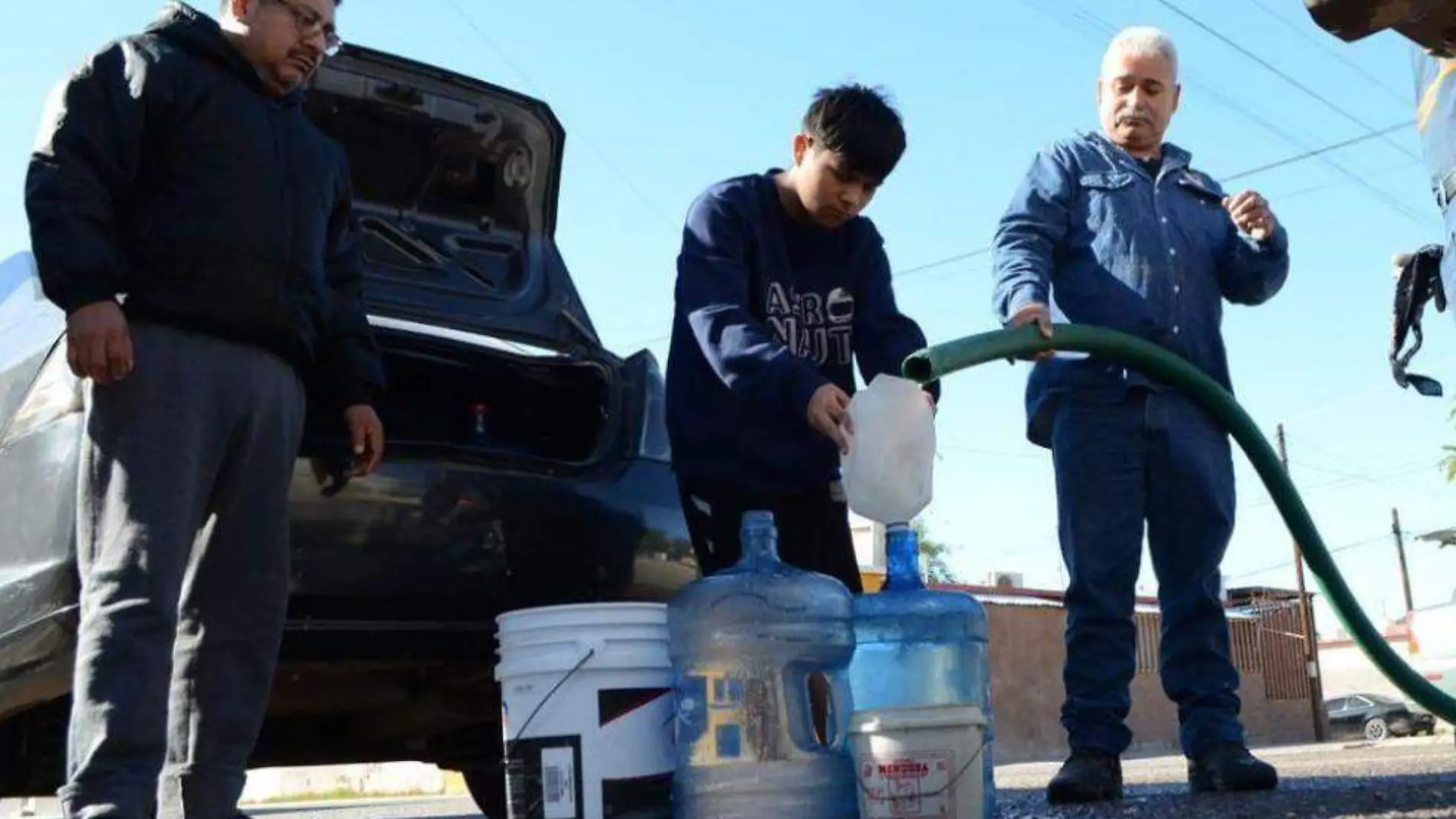 PIpas de agua al norte de la ciudad